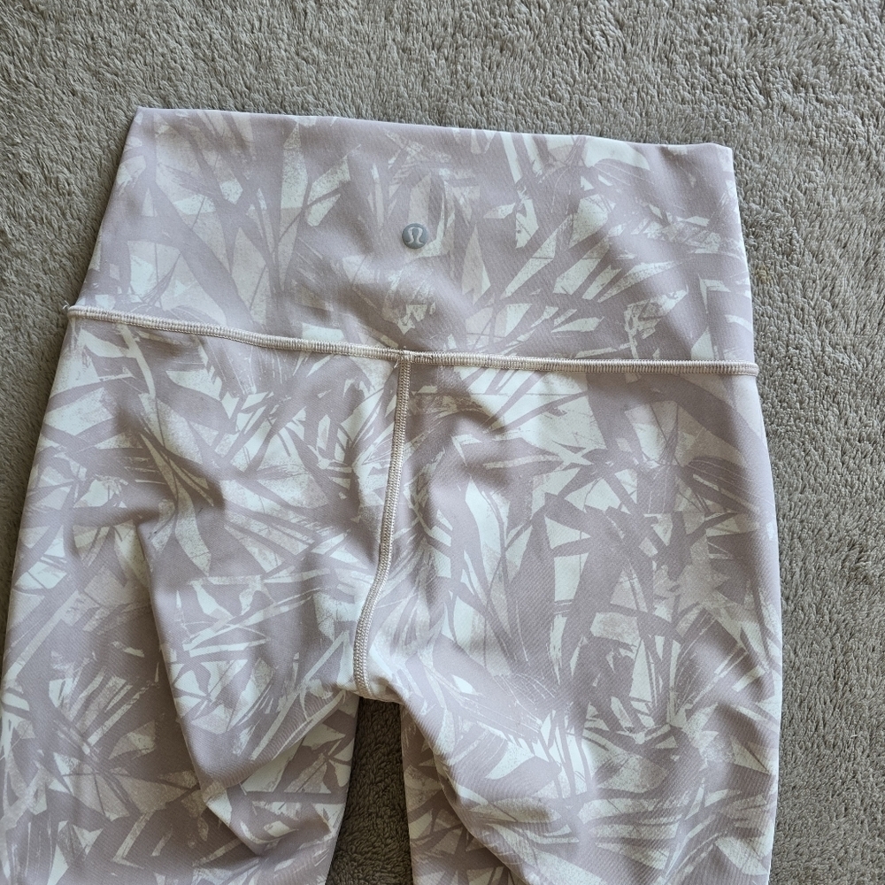 Lululemon Wunder Under Crop 21" Shadow Leaf Light Ivory Muse/Light Ivory Size 6 - Picture 6 of 11
